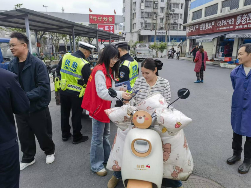 草市社区：守护“菜篮子”边的平安路