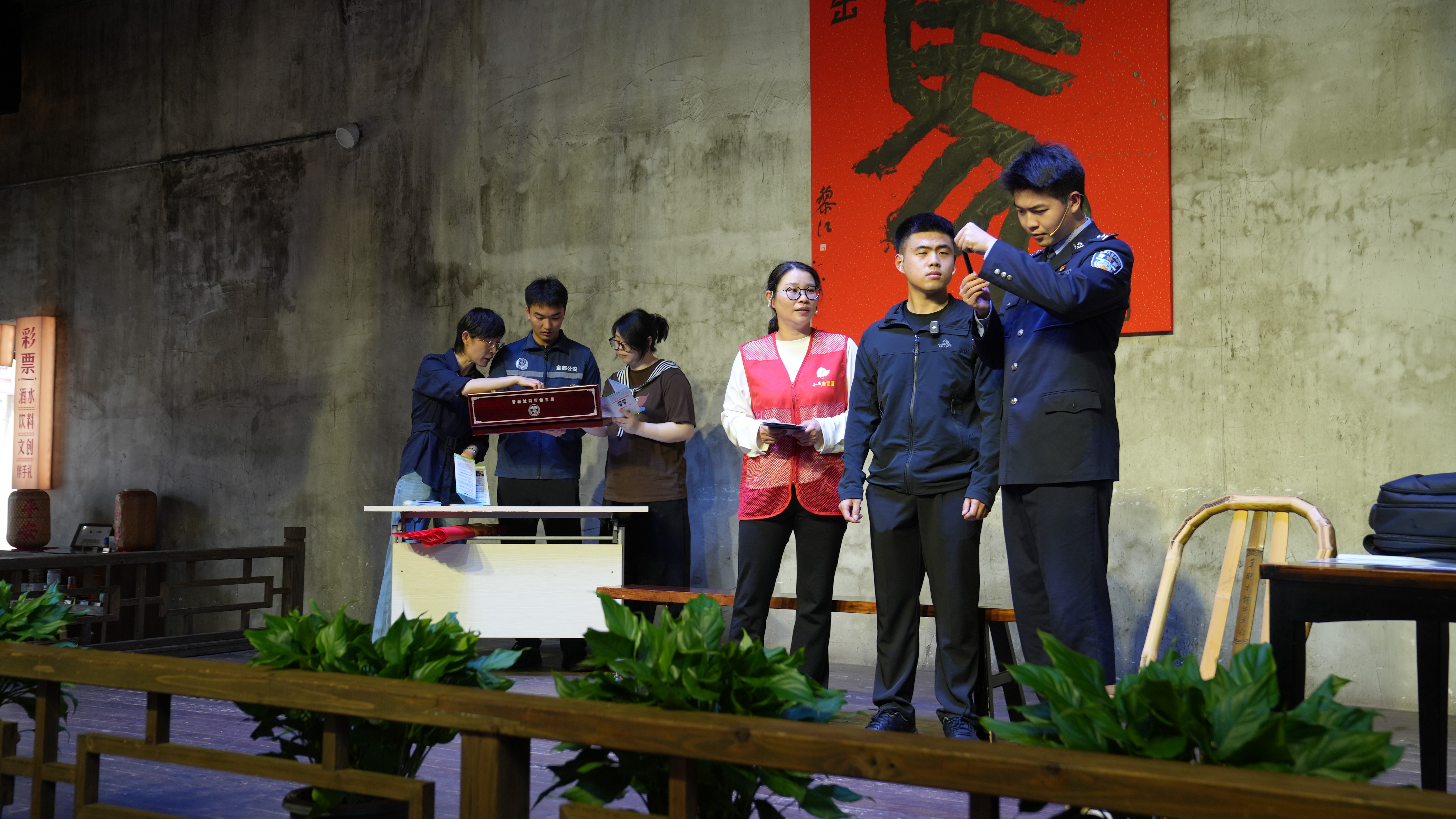 浙江丽水：山城“老茶馆” 警察演绎为食客送上“禁毒餐”