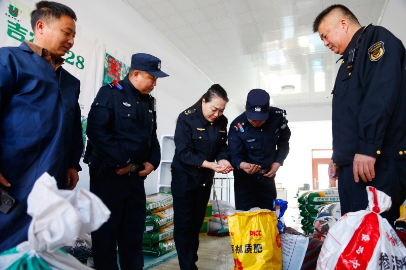 黑龙江省哈尔滨市公安局阿城分局联合区市场监督管理局开展农资市场检查普法宣传