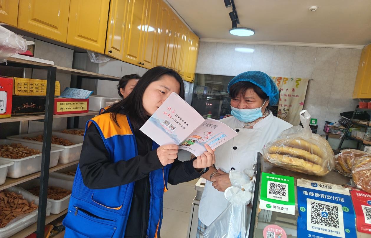 内蒙古呼和浩特市玉泉区星河苑社区开展“反邪知识进商铺”专题宣传活动