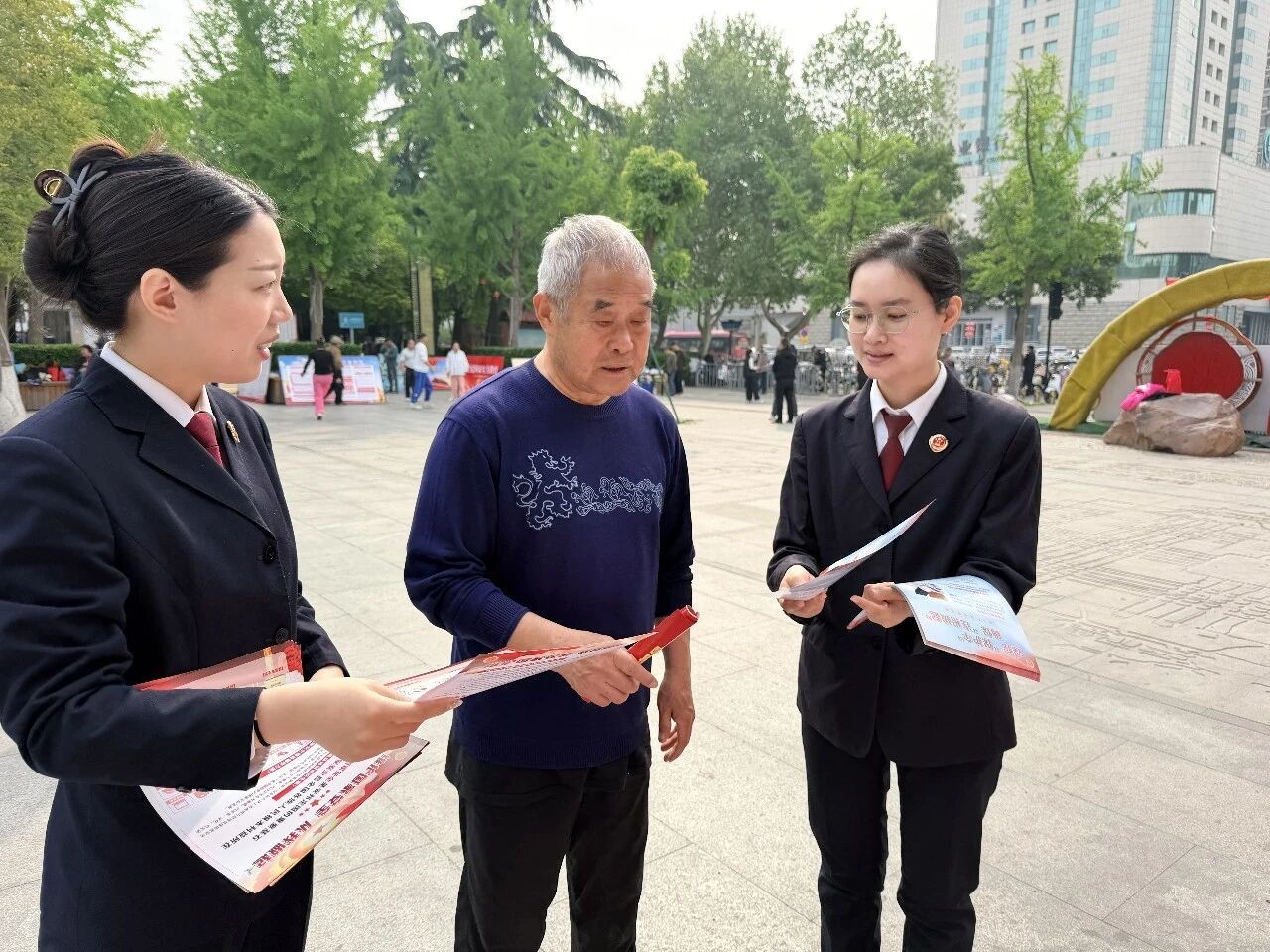 河南省洛阳市西工区人民检察院开展常态化扫黑除恶斗争暨打击整治“六霸”集中宣传活动