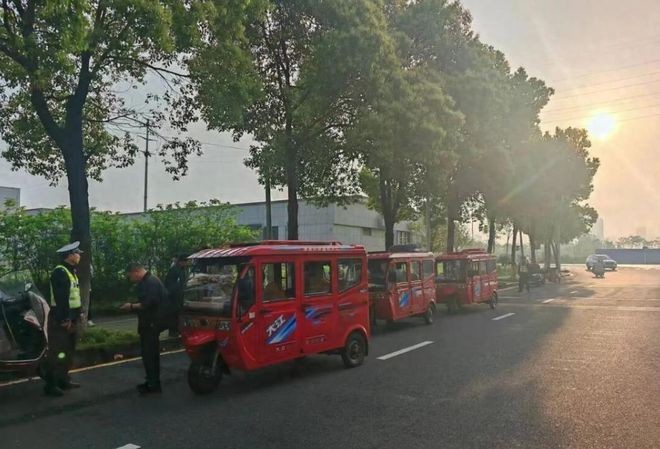湖南常德公安交管六大队：严查“船船车”违法载人 筑牢学生安全防线