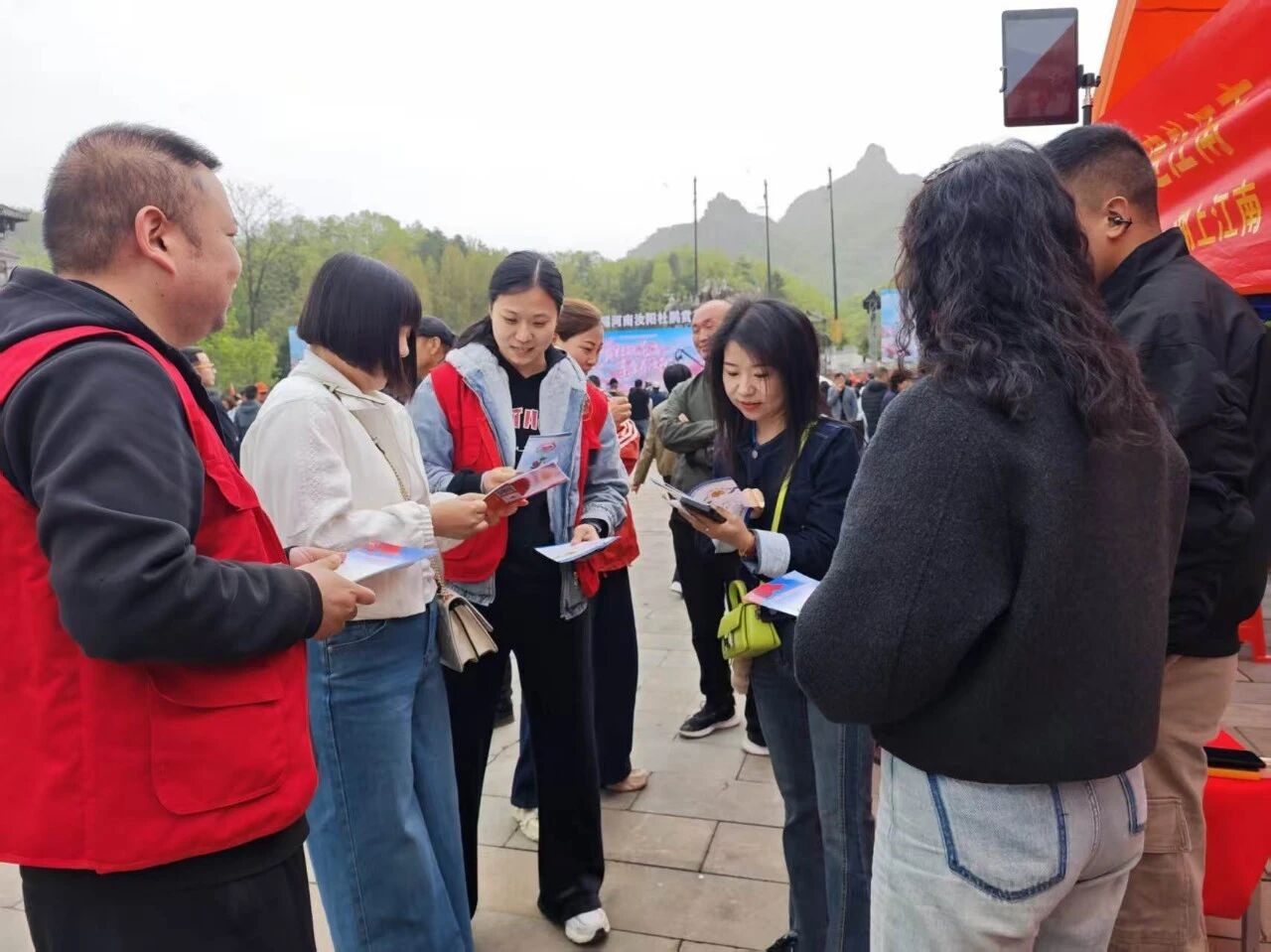 河南省汝阳县司法局开展别开生面的“送法进景区”宣传活动