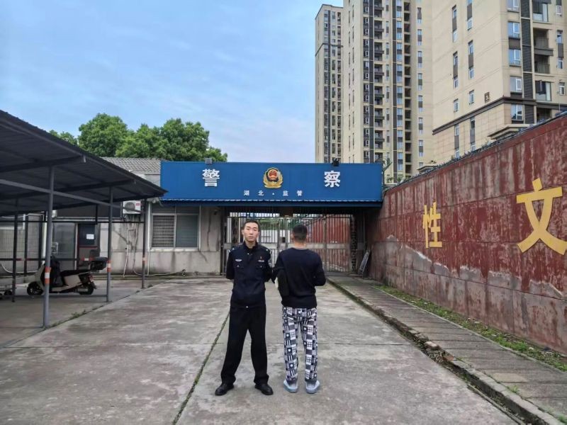 拉车门偷钱称给车主“教训”！石首警方：盗窃违法必拘留！