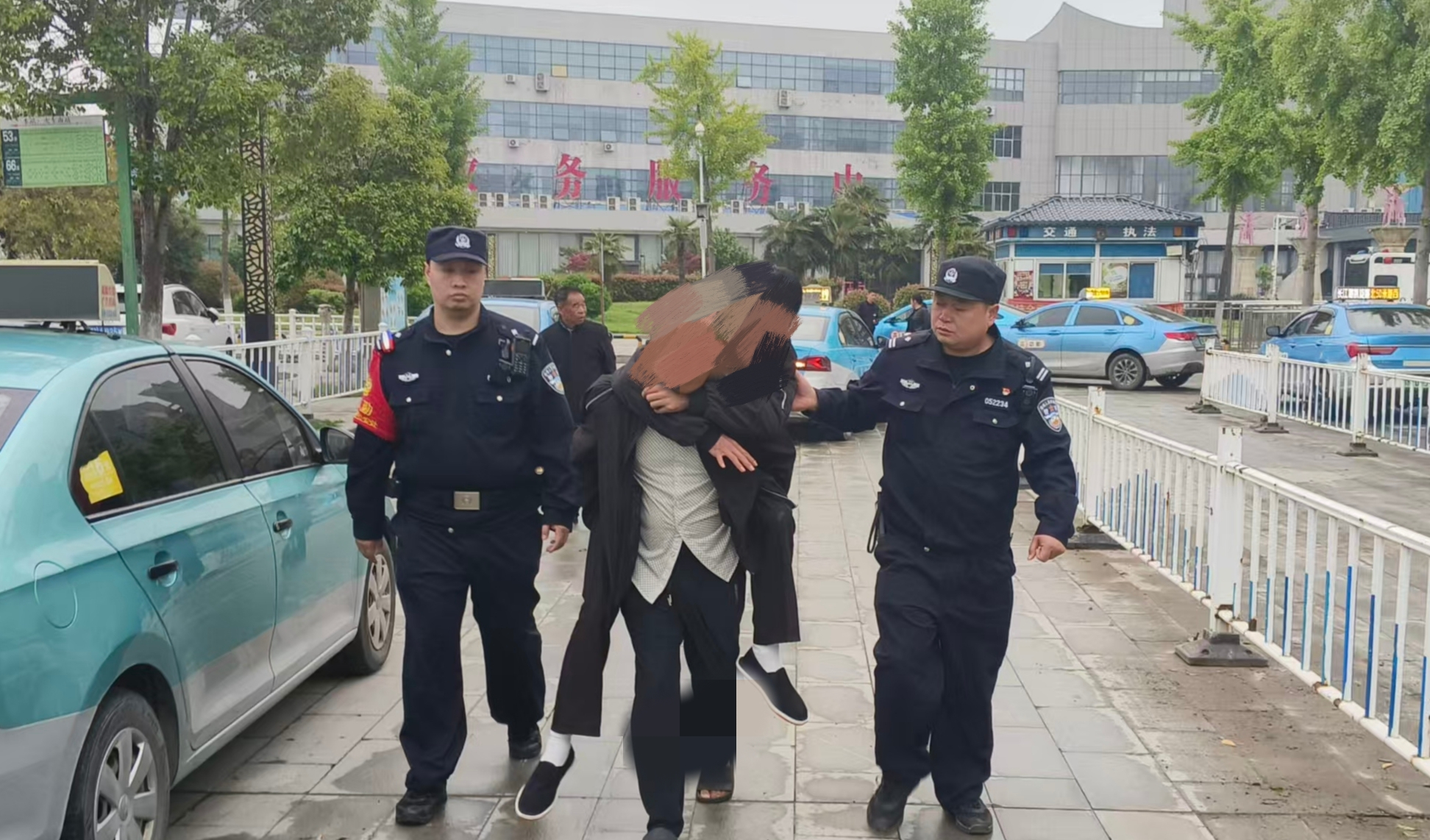 郑州铁路公安处商丘南站派出所： 旅客下车突发不适 民警暖心护送平安回家