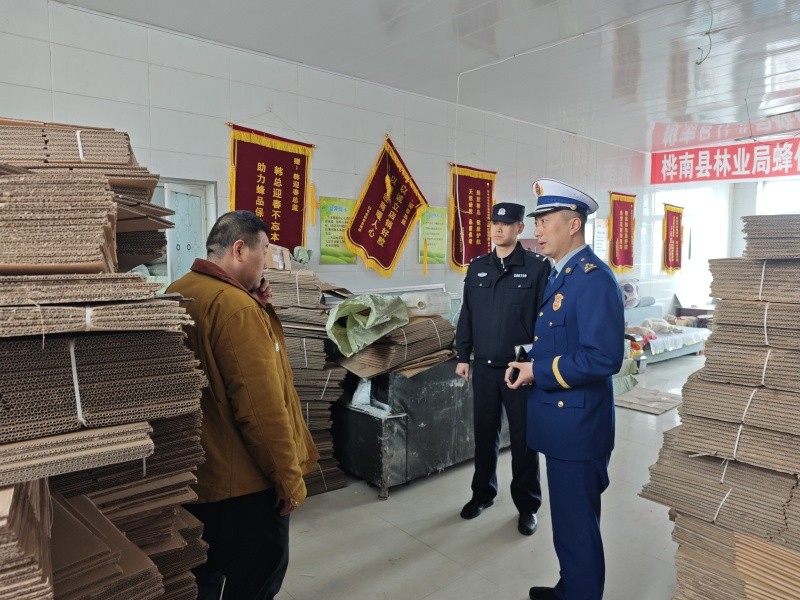 联合行动“回头看” 安全防线再升级——黑龙江省林区公安局桦南分局新林派出所联合消防部门开展安全隐患 整改“回头看”专项行动