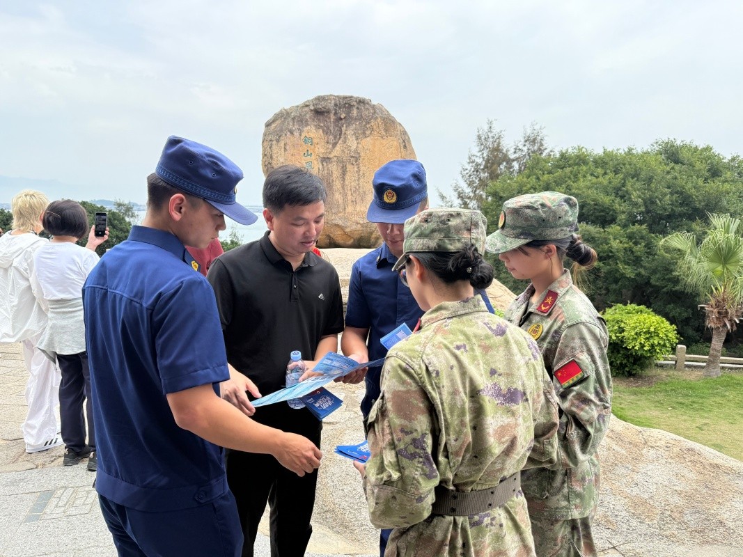 福建省漳州市东山县消防救援局联合女民兵、志愿者“三步走”筑牢景区寺庙“五一”消防安全屏障