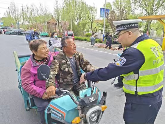 山东烟台：龙口交警到农村集市及事故多发路段开展交通安全宣传