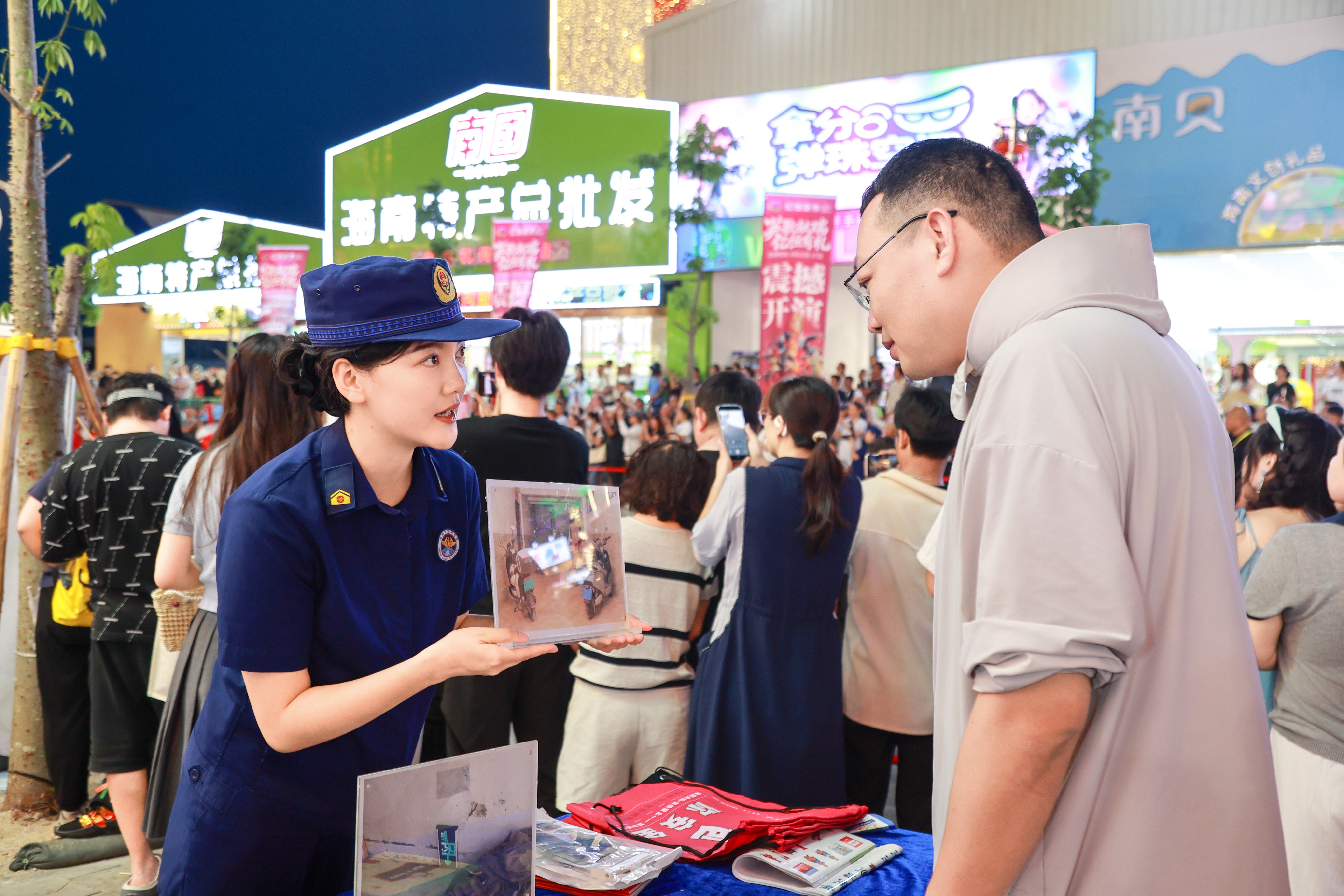 “逛夜市、学消防、送安全” 三亚消防开展“五一”前夕消防宣传活动