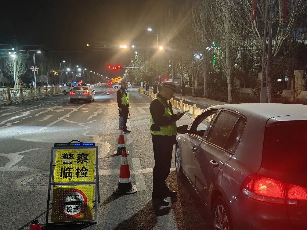 内蒙古商都交警：节前夜查不停步，筑牢“五一”安全网
