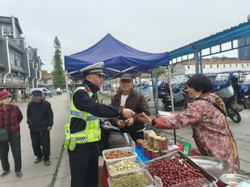 东门社区为电动车节日出行上“双保险”