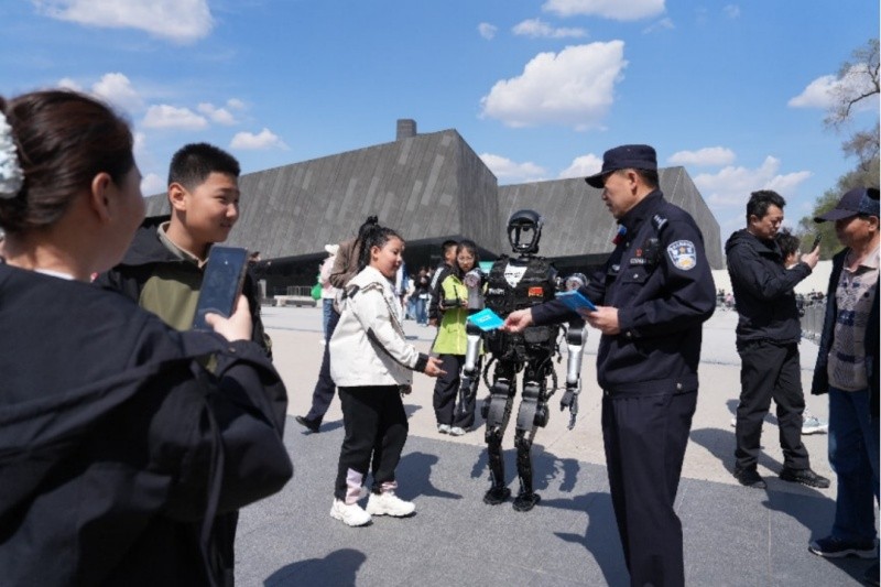 超酷！黑龙江省哈尔滨市警用人形机器人“上岗” “五一”假期硬核护航
