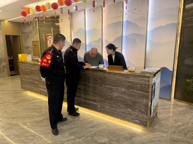 黑龙江省鸡西市虎林市公安局出入境管理大队到宾馆开展规范检查行动