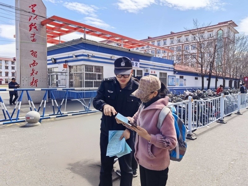 警校携手送平安 安全寄语润心田——黑龙江省林区公安局海林分局治安管理大队开展校园安全宣传活动