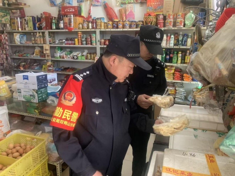 黑龙江省林区公安局双鸭山分局环食药侦大队开展“五一”期间食品安全专项检查
