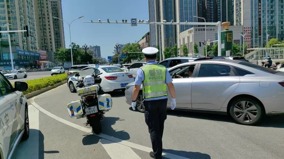 “五一”假期湖南常德市城乡道路交通平安有序