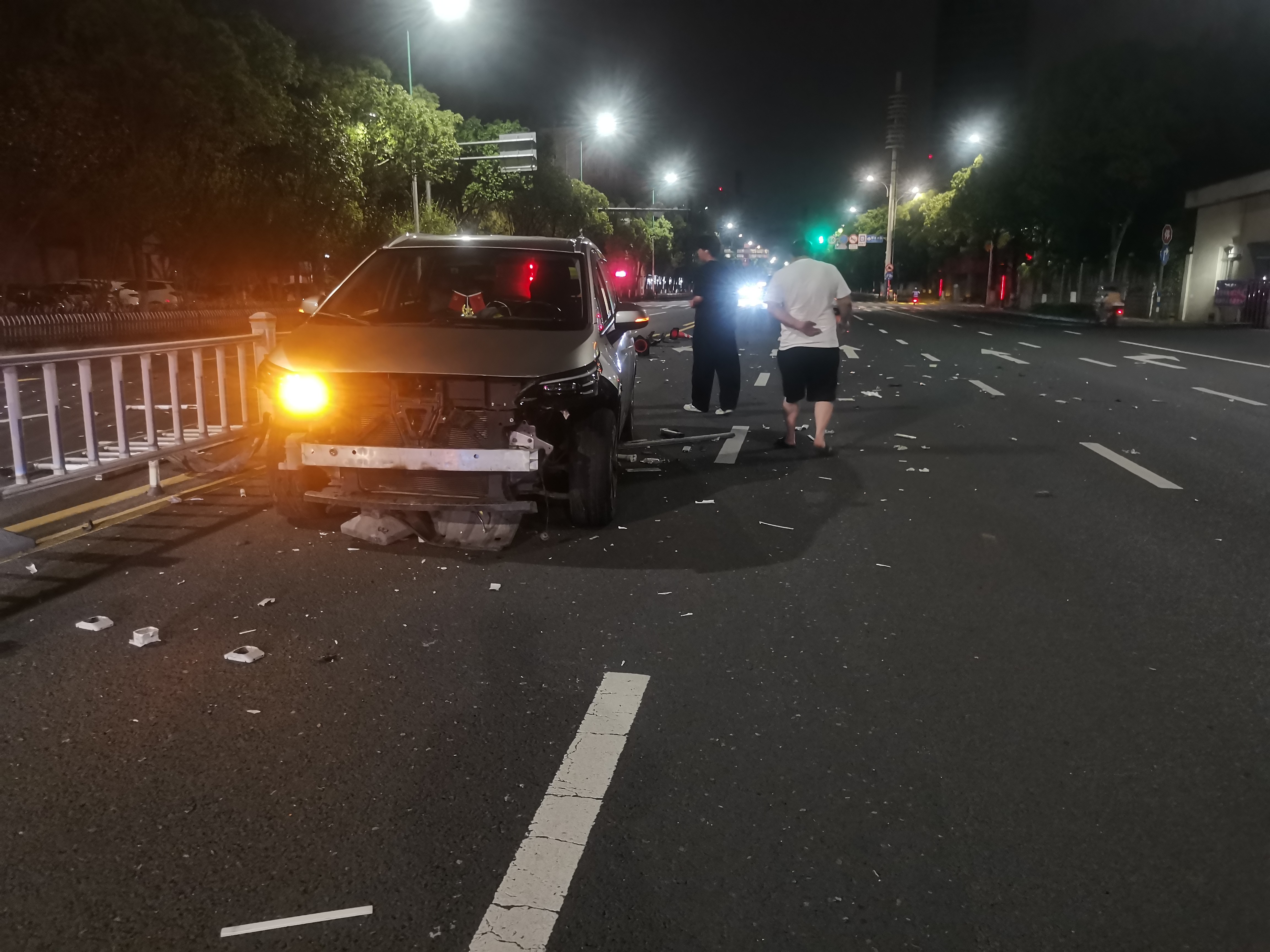 浙江温州：凌晨驾车犯困“眯一眼”，轿车失控撞护栏殃及后车