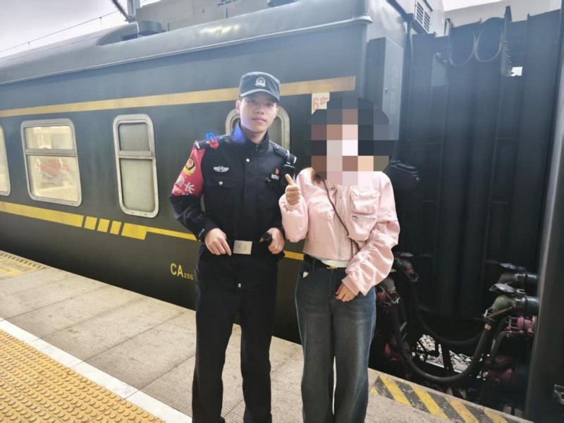 旅客乘车突发低血糖昏迷 黑龙江省佳木斯铁警暖心救助化险为夷