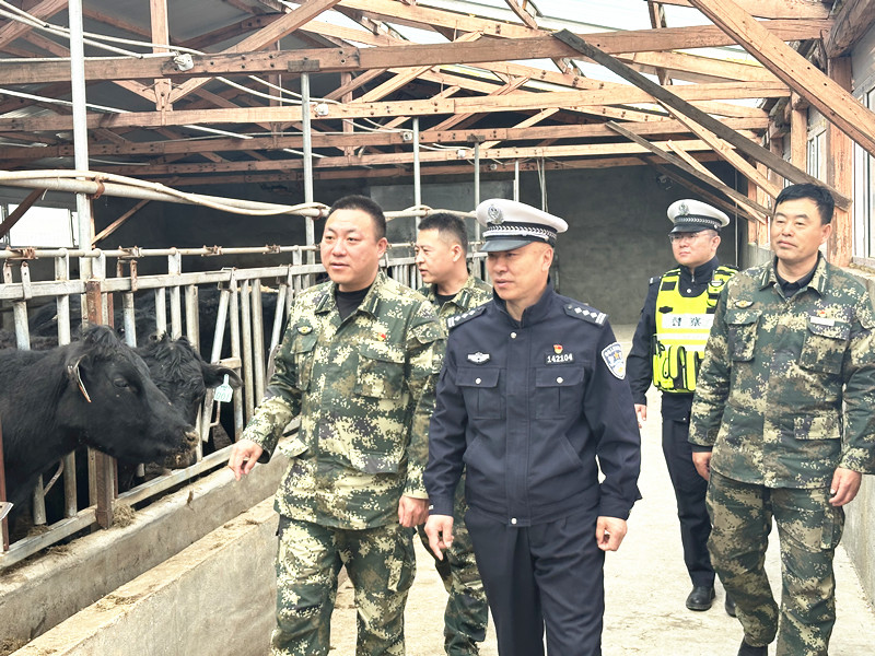 黑龙江省大兴安岭公安局十八站分局在养殖场开展“护发展、话安全”活动