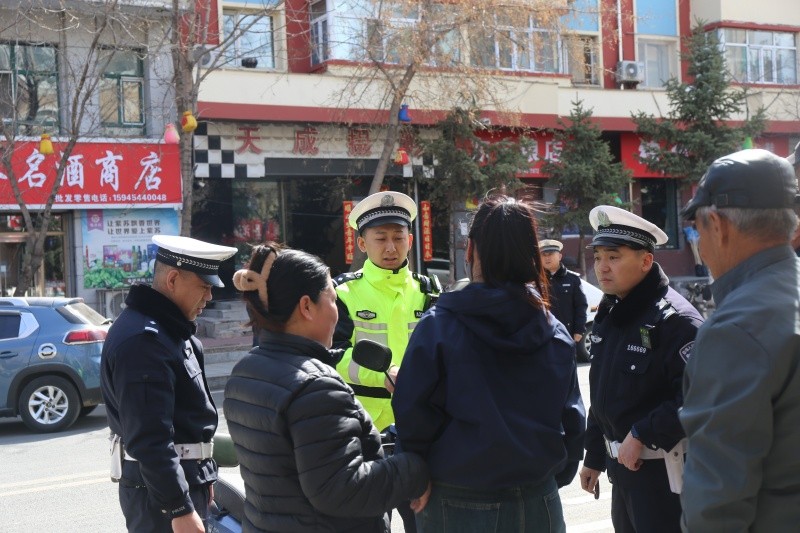 严执法除隐患 广宣传筑防线——黑龙江省林区公安局桦南分局交管大队开展“一盔一带”安全守护行动