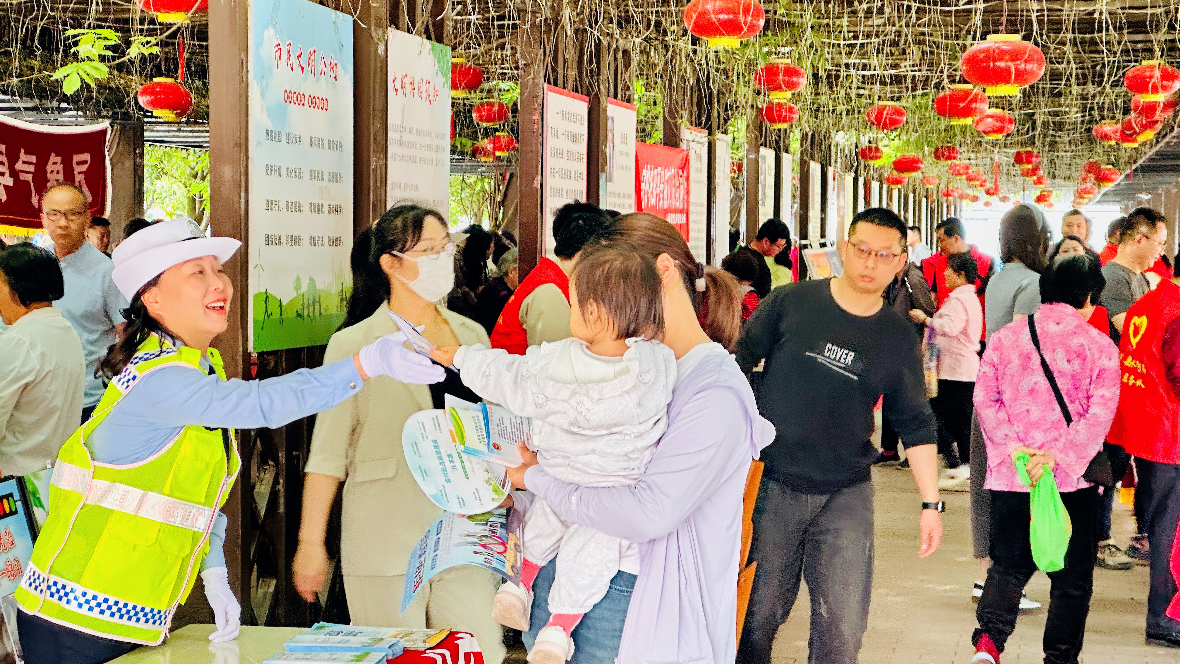 陕西汉阴交管大队：开展“防灾减灾日”大宣传  把交通安全“带回家”