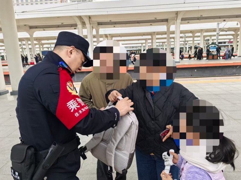 “心血资料”遗落高铁 黑龙江省佳木斯铁路乘警争分夺秒完璧归赵