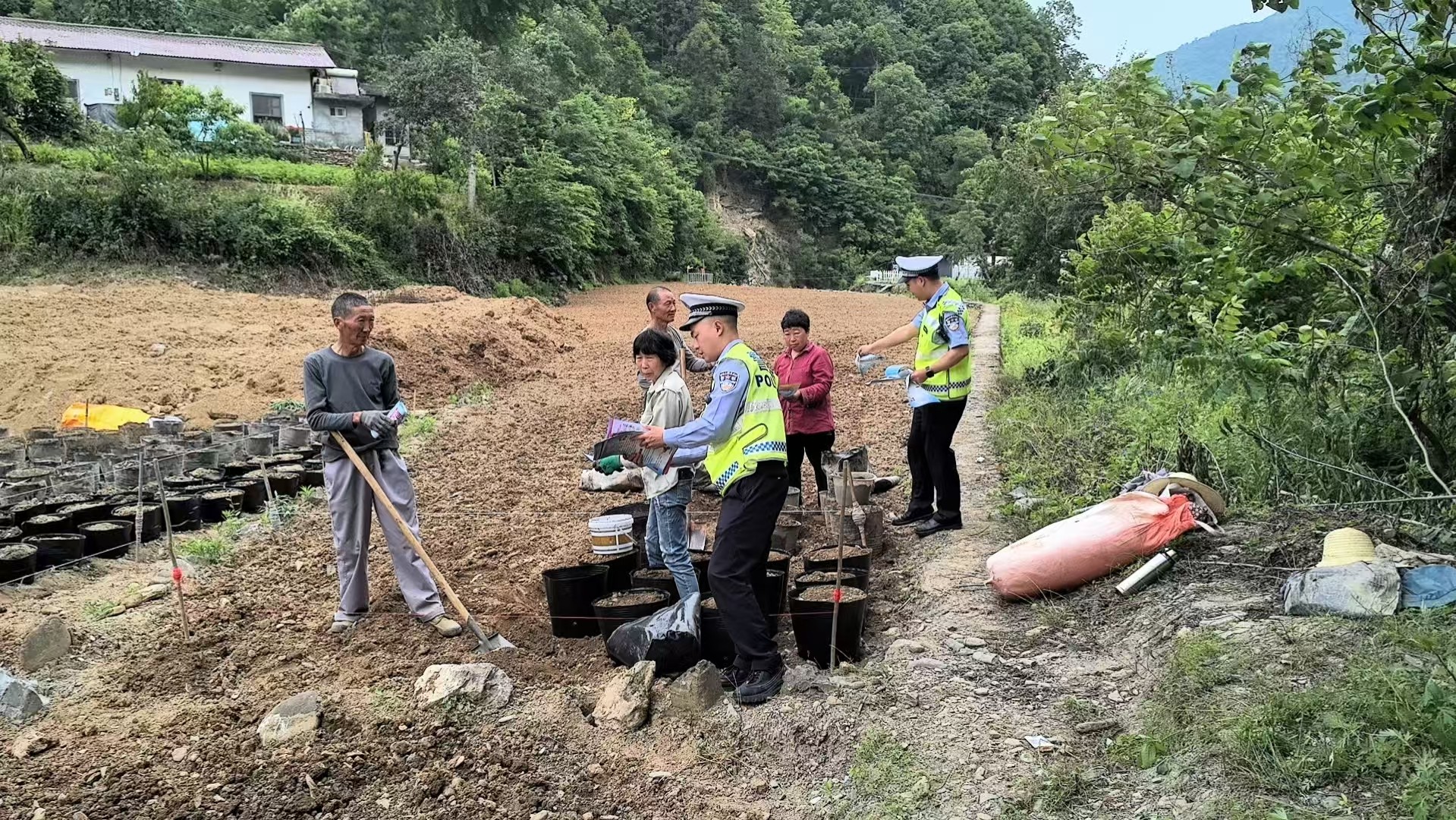 陕西岚皋蔺河中队：把交通安全送到田间地头