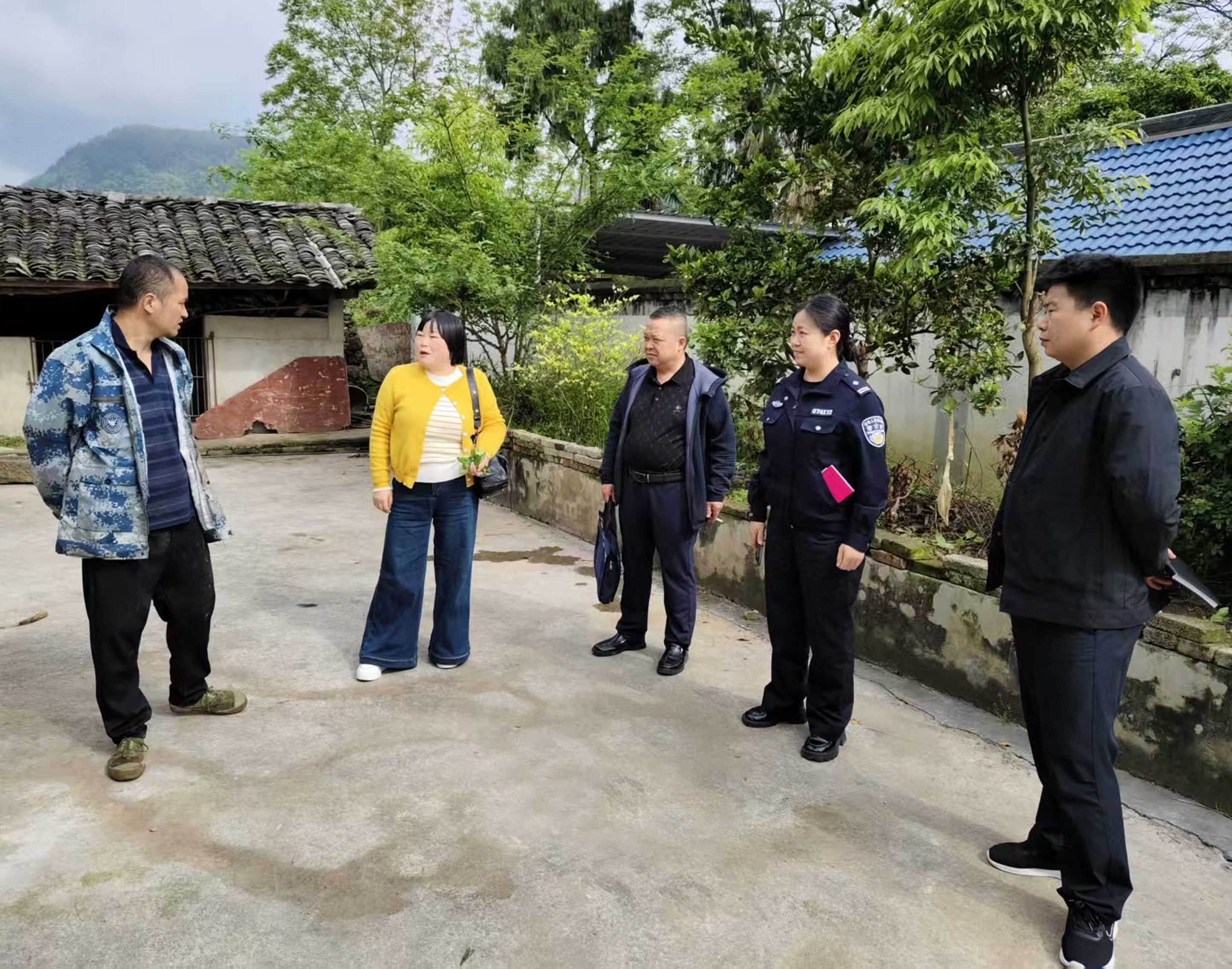 贵州石阡公安祁朝燕： 燕子衔泥，百姓锅台边筑起“平安巢