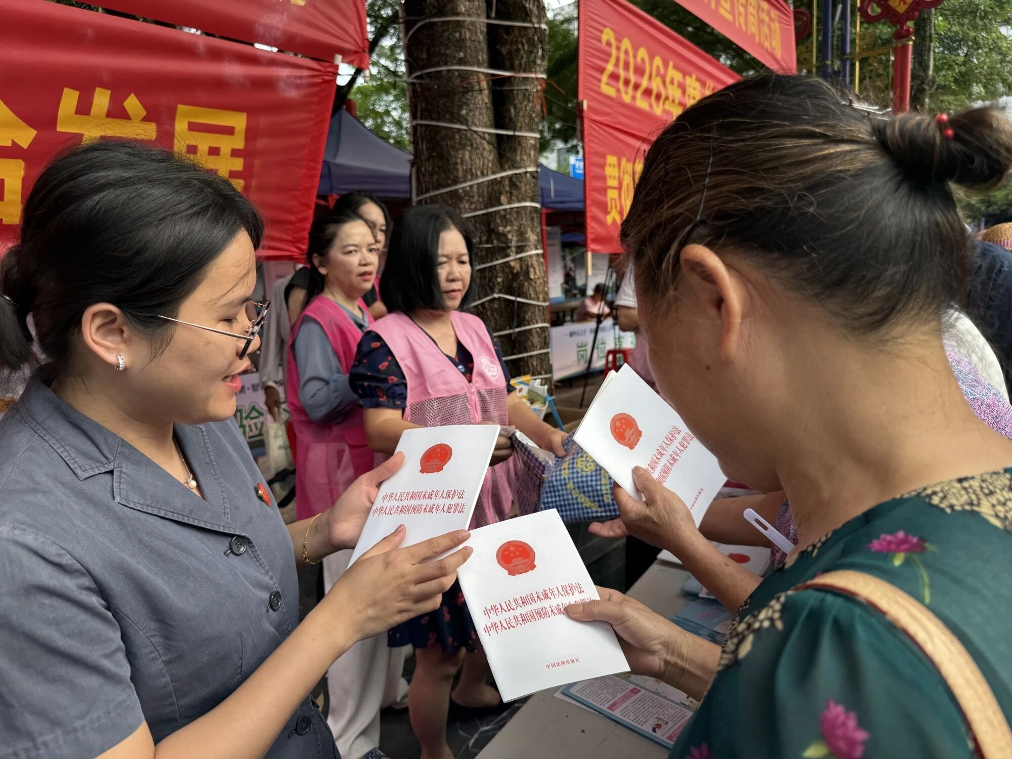 海南白沙法院开展《中华人民共和国家庭教育促进法》集中宣传活动