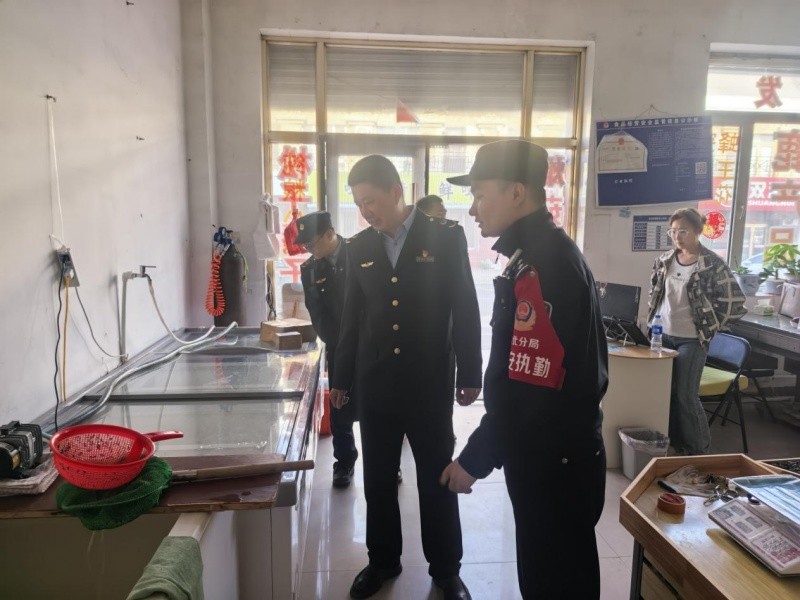 强治理护生态 严执法守碧水——黑龙江省林区公安局鹤北分局环食药侦大队开展禁渔期专项执法宣传行动