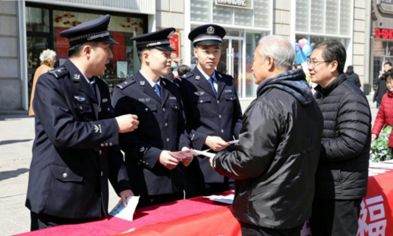 百年老街反诈宣防 黑龙江省哈尔滨市公安守护“养老钱”
