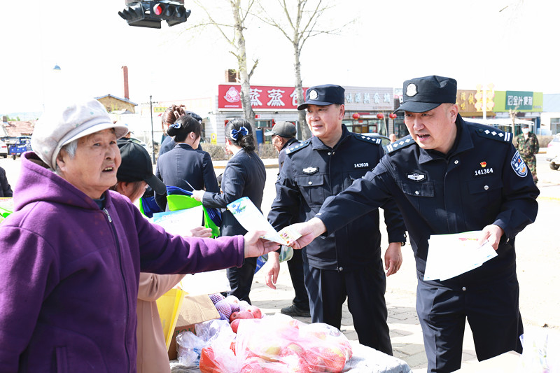 黑龙江省大兴安岭公安局十八站分局开展打击和防范经济犯罪宣传日活动