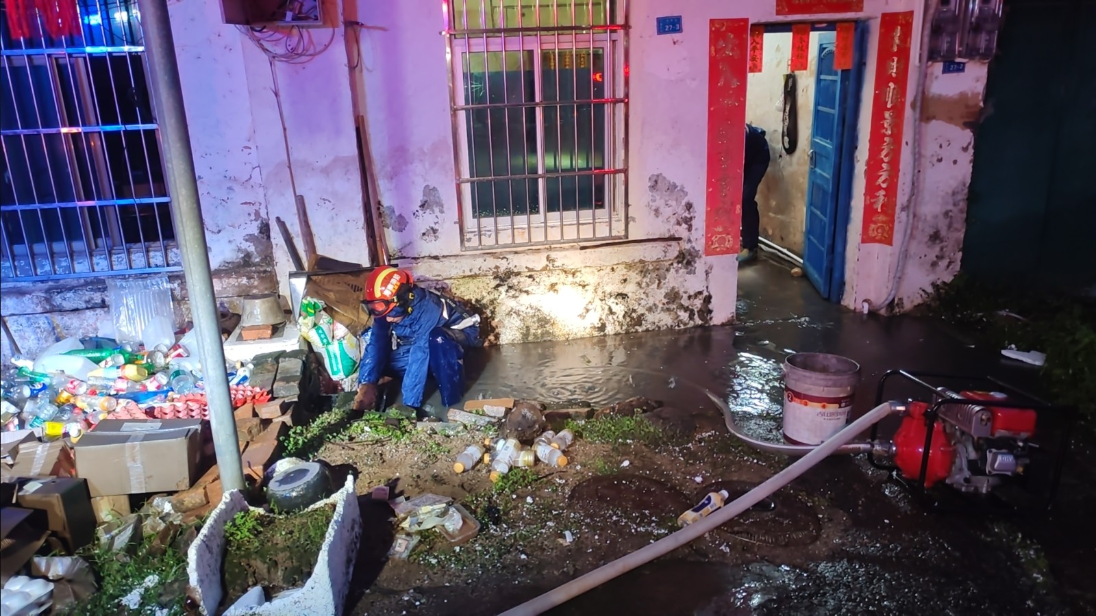 暴雨倒灌居民家中 海南保亭消防紧急排涝60立方米