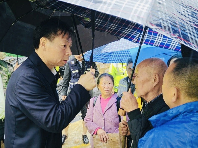 湖北恩施：州领导徒步挺进宣恩洪涝灾区 现场统筹调度应急救援力量