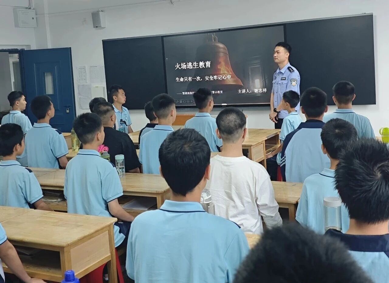 湖南省衡阳市第十中学驻校民警开展系列消防安全 知识专项教育活动
