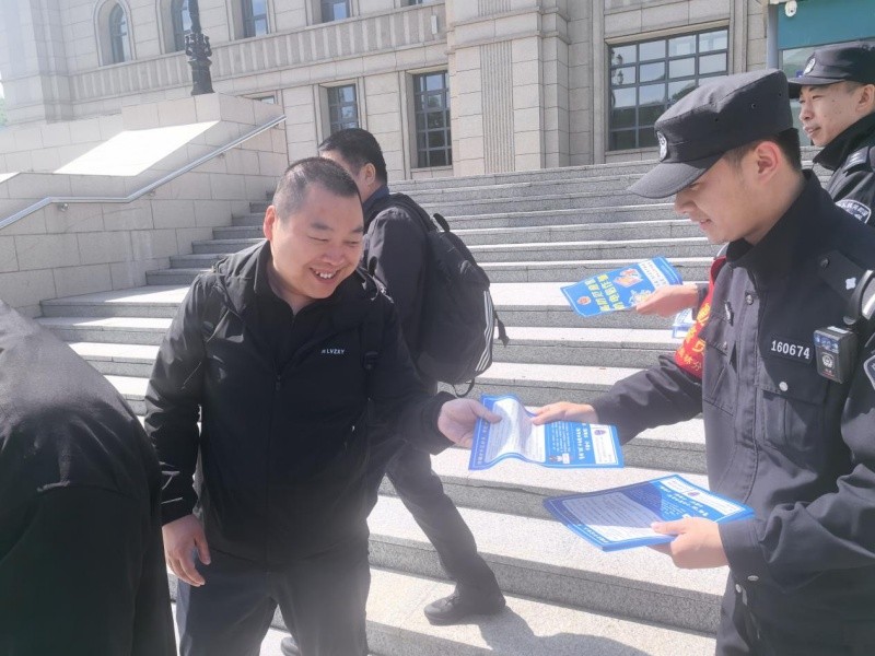 平安伴旅途・警护游万家——黑龙江省林区公安局海林分局横道河子派出所党支部开展“5・19 中国旅游日”主题宣传活动