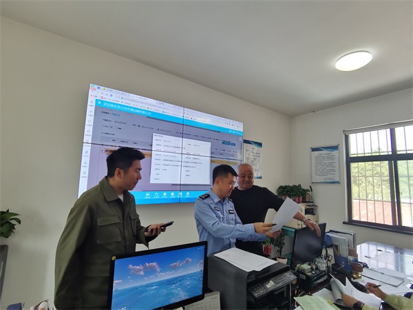 陕西省咸阳市武功公安交警到辖区 “两客一危” 企业开展交通安全大检查