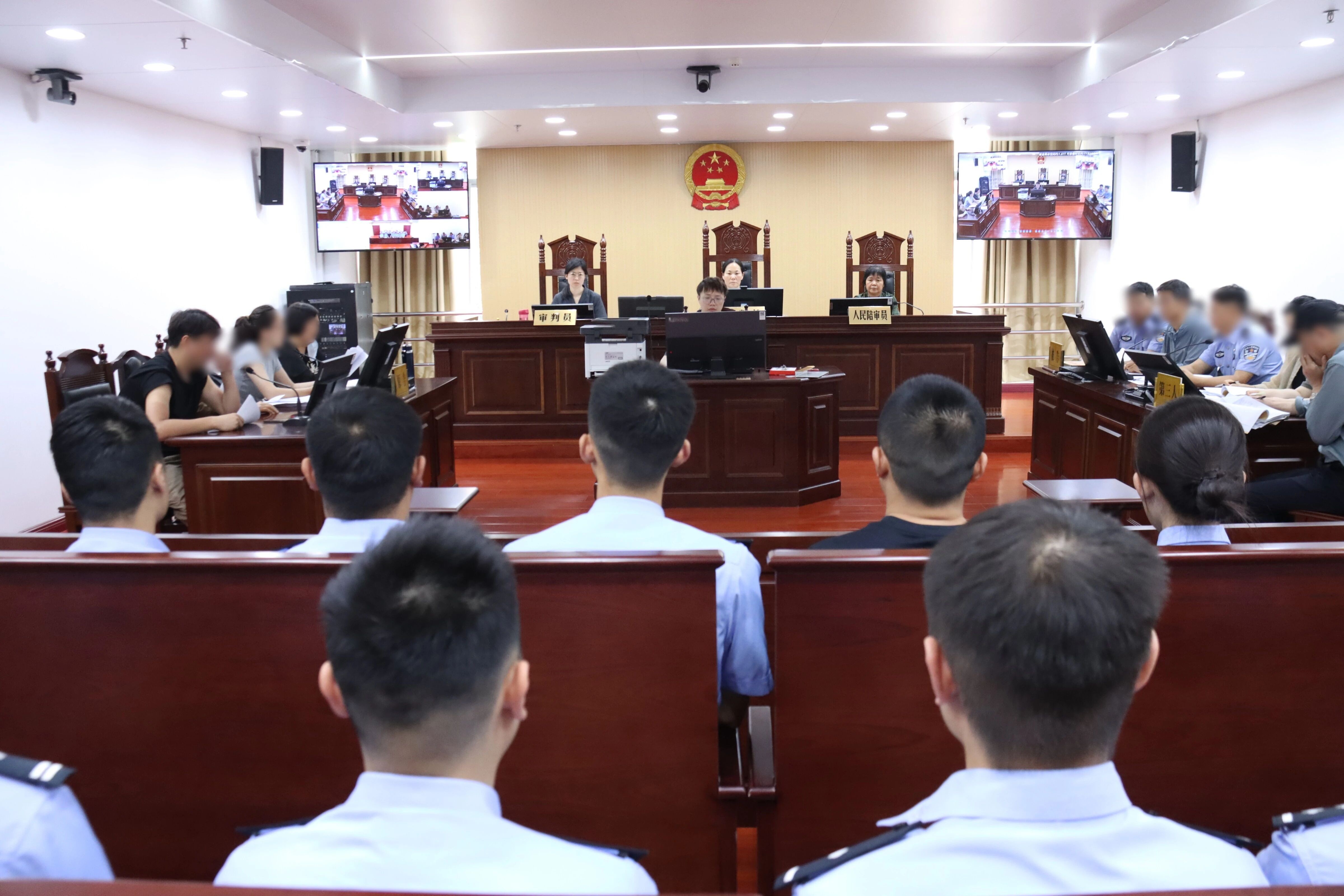 公安干警走进河南省洛阳市洛龙区法院旁听行政案件庭审