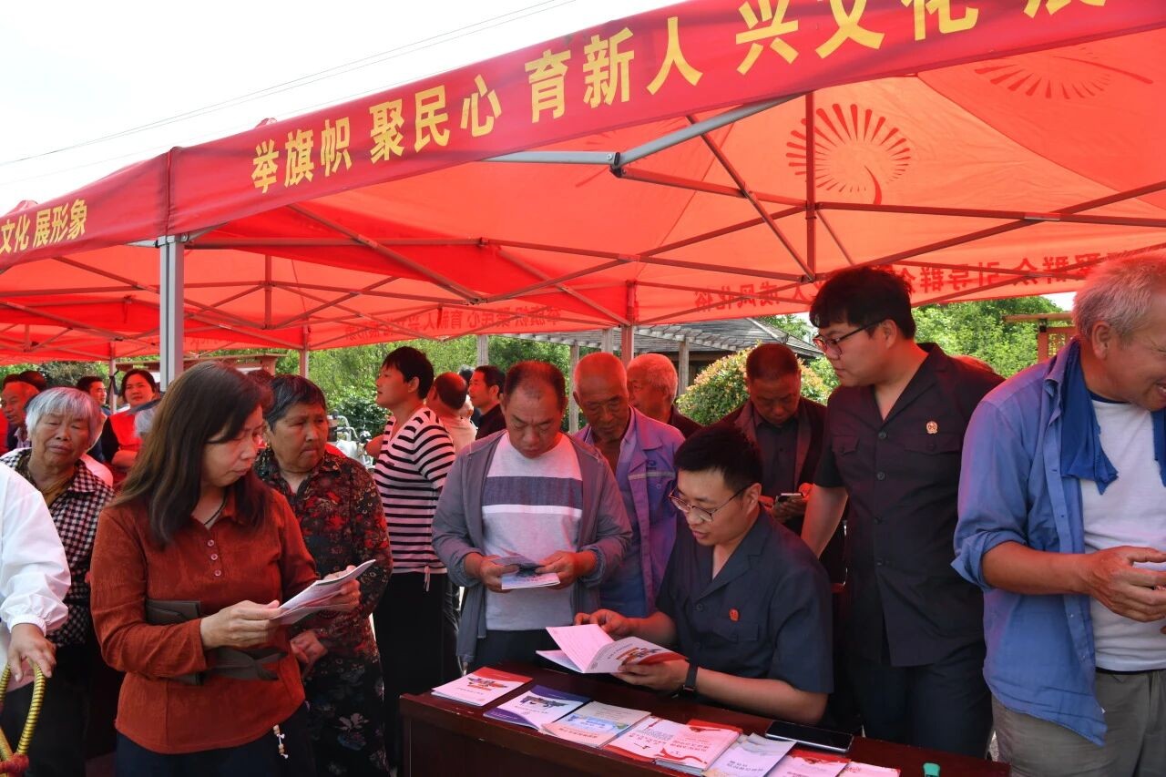 河南汝阳法院：法庭干警到文明市集摆起“法治摊儿”