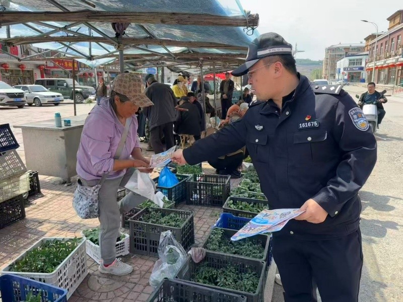 利剑出鞘！黑龙江省林区公安局穆棱分局刑侦大队到市场掀起严打“六霸”宣传热潮