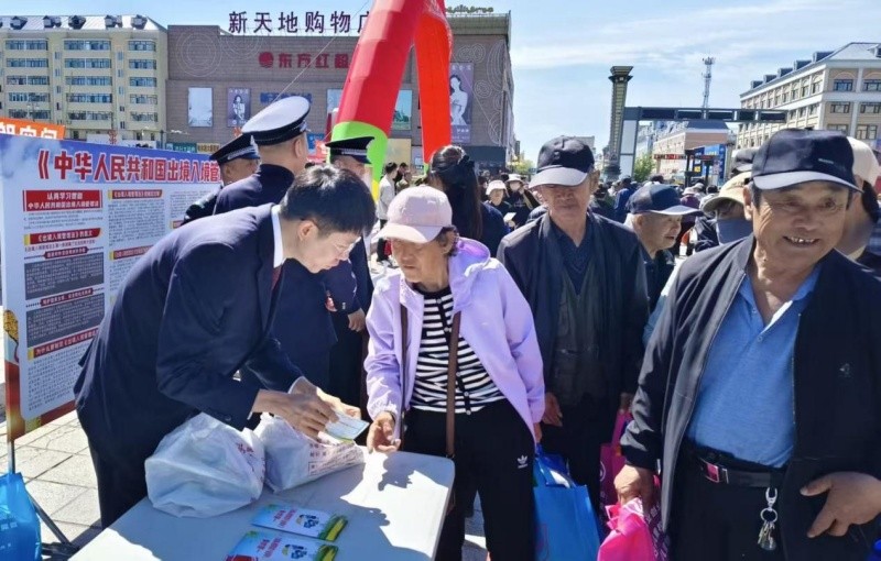 民法典相伴法治润民心——黑龙江省同江市人民检察院联合多部门开展广场普法送“法律良方”