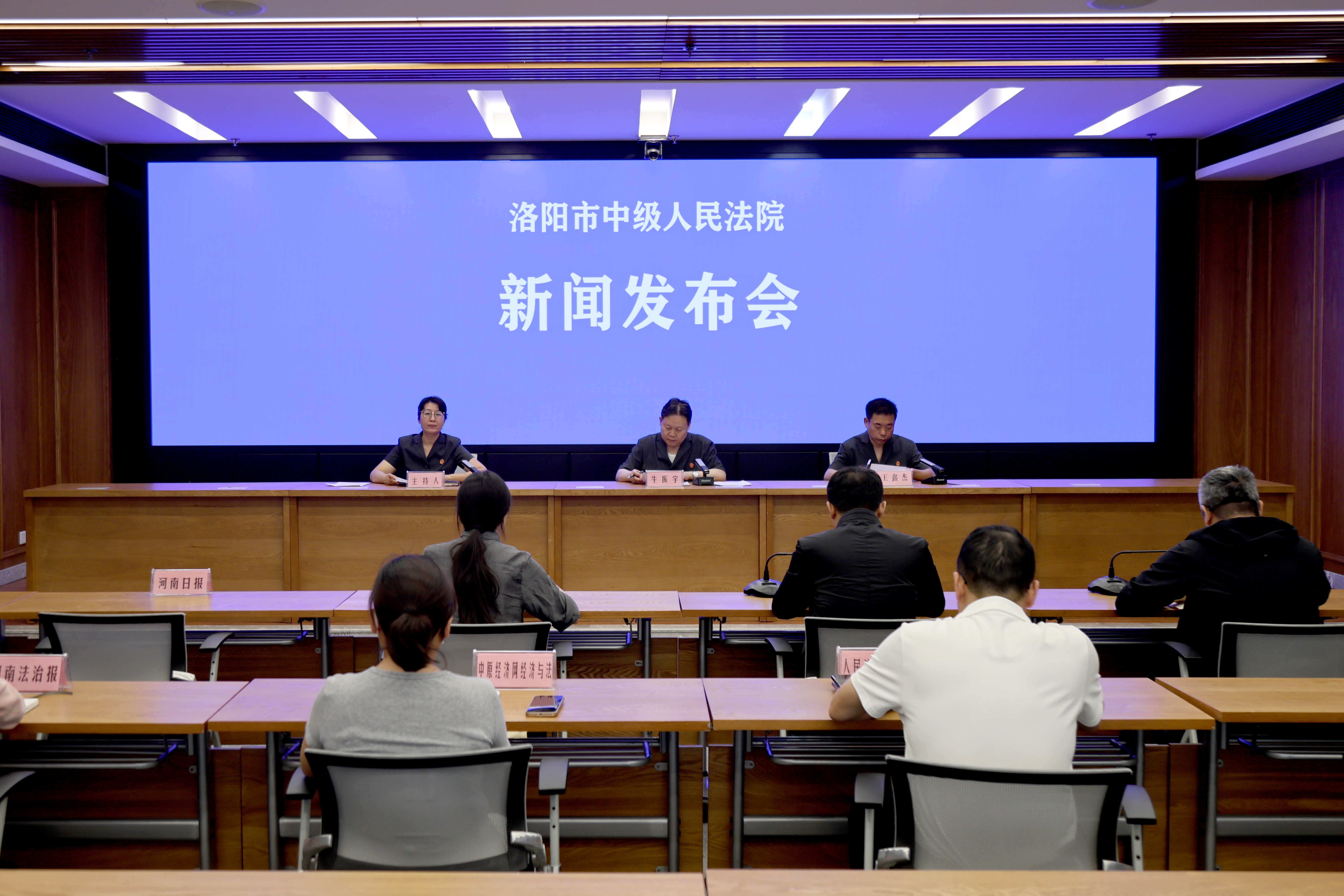 河南洛阳中院发布妇女儿童权益保护“成绩单”：309个家庭破镜重圆，12份“护身符”阻断家暴