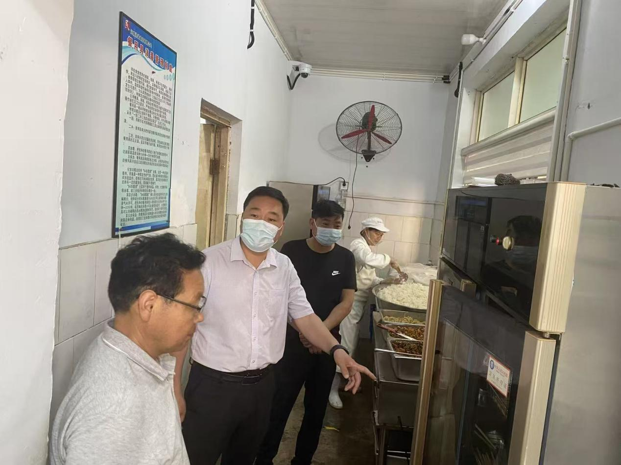 河南省洛宁县东宋镇人大：督查校园安全 暖心陪餐护佑学子成长