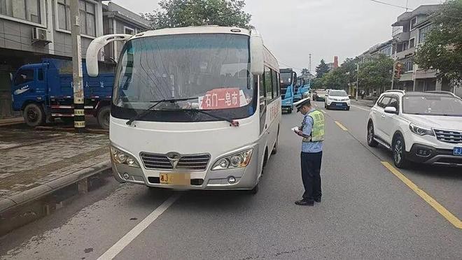 湖南石门公安：严查重点车辆 筑牢安全防线