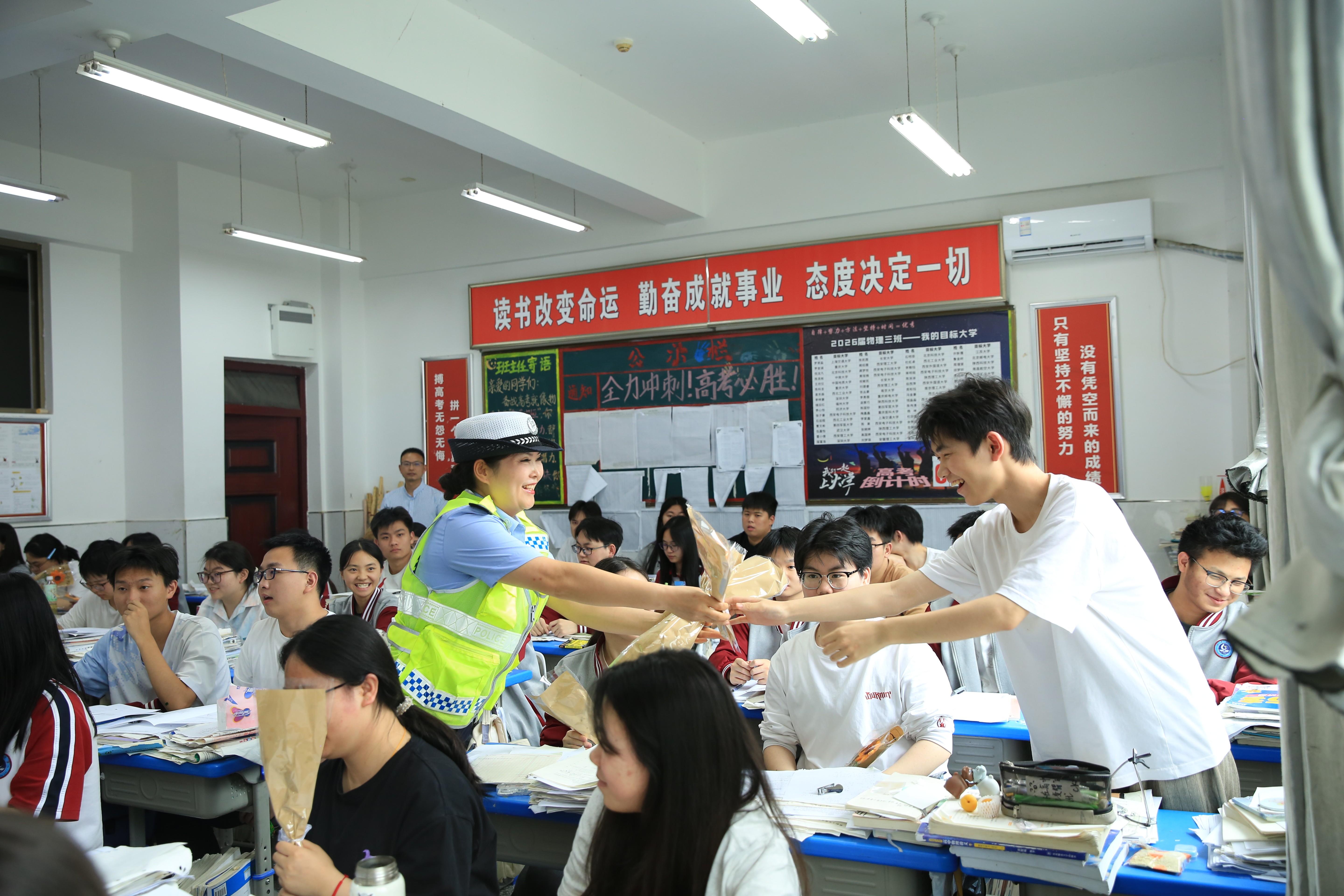 陕西岚皋交警：进校园为考生送上安全叮嘱与鲜花寄语