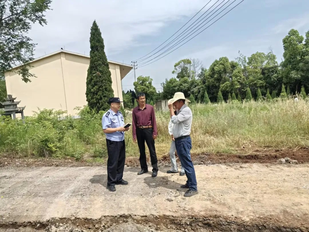 浙江兰溪：40多名工人即将进场，民警比老板还急！