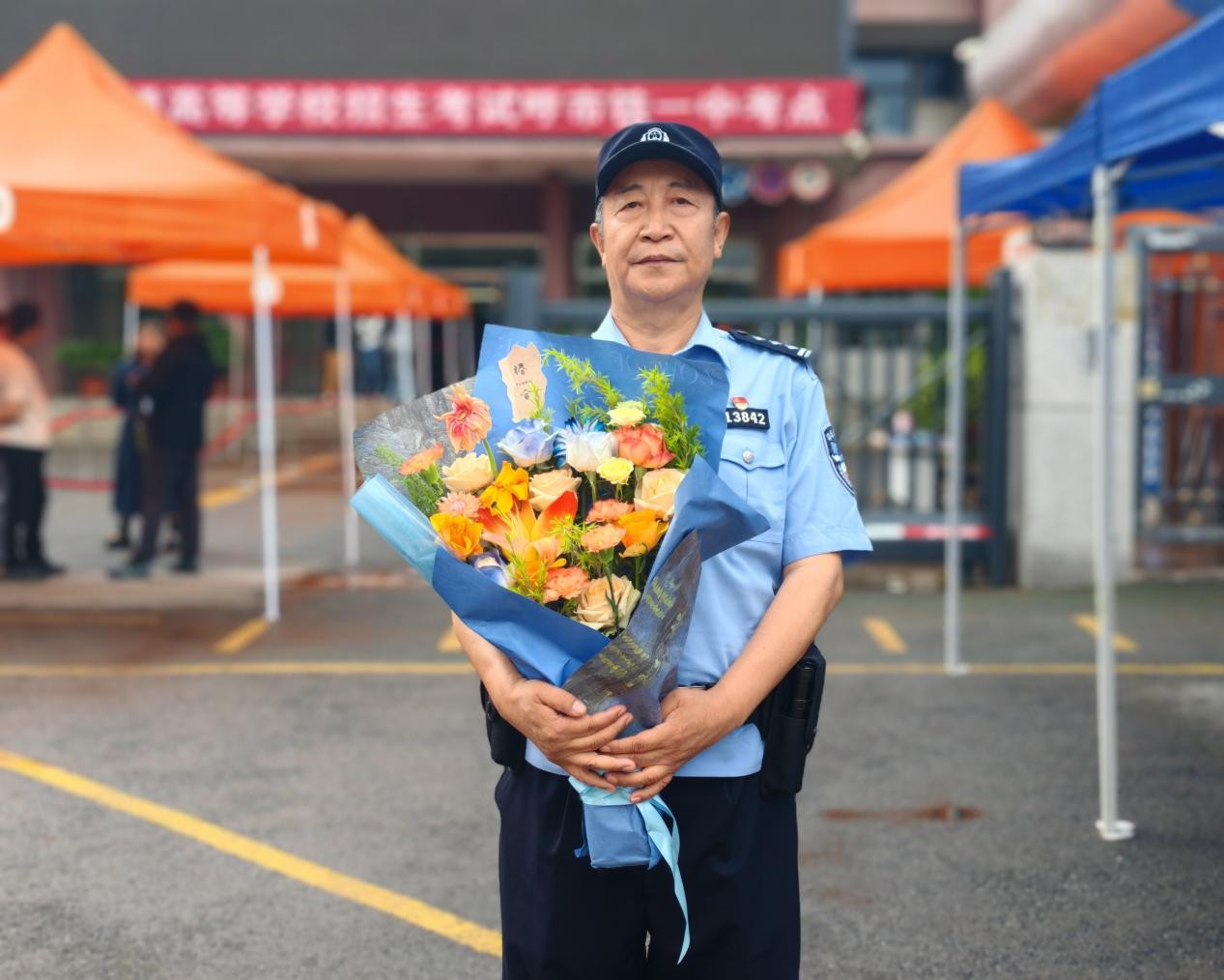 最后一班护考岗！内蒙古呼和浩特一位老警的守护，只为你们提笔从容