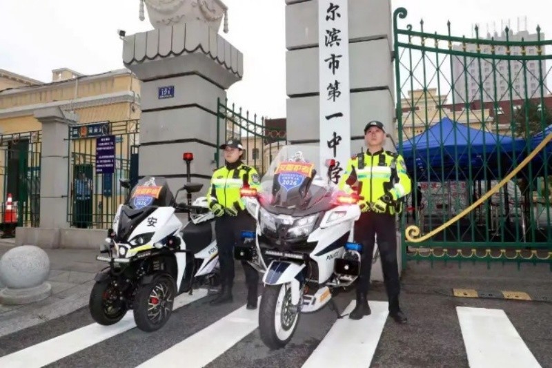 高考首日 龙江公安用“藏蓝守护”为考生加油打气