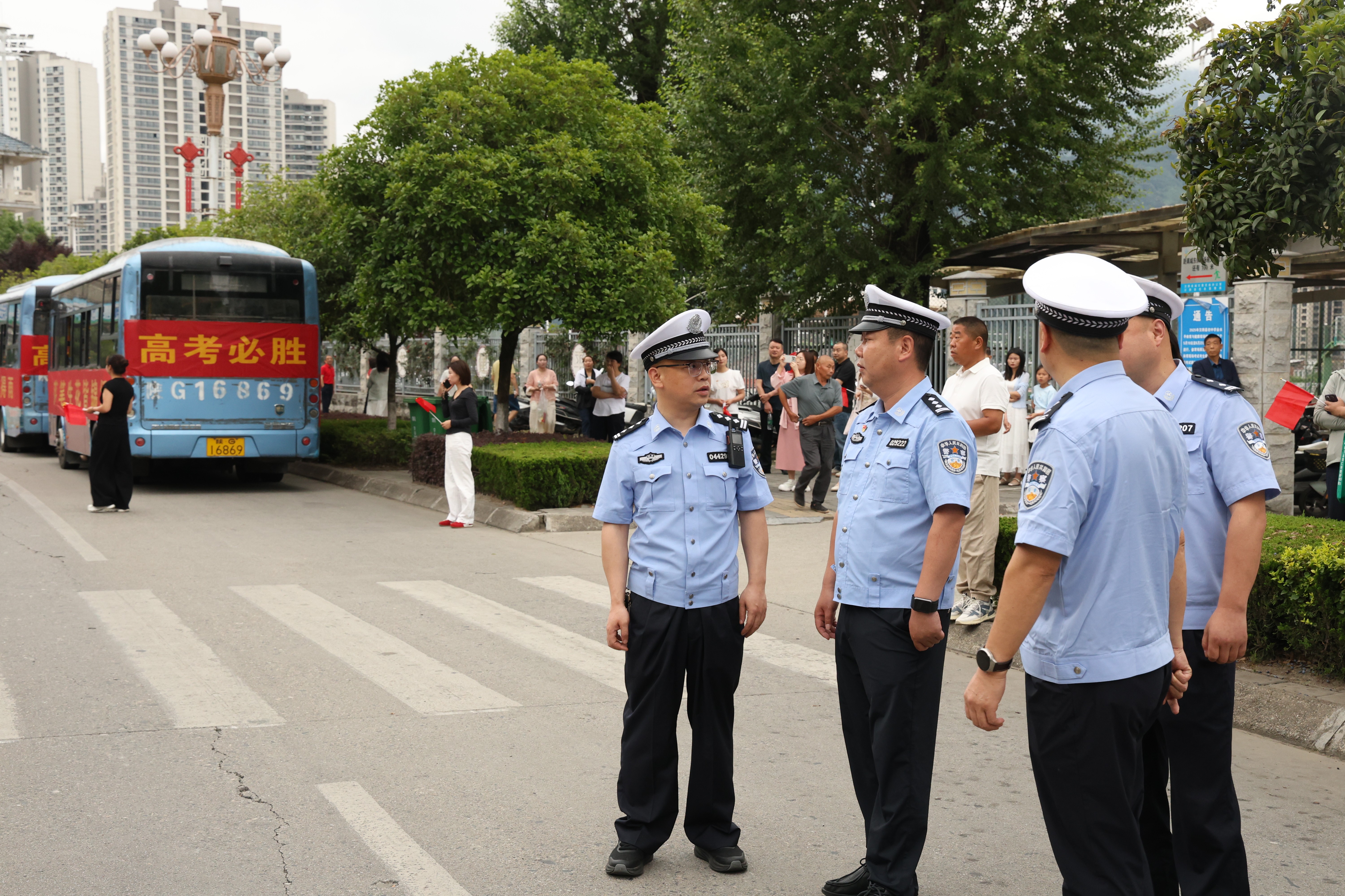 陕西汉阴交警：一抹荧光绿  全程护高考