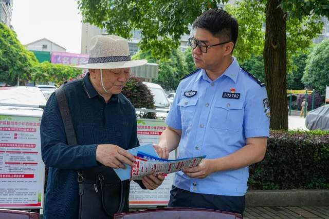 湖南临澧：考场内学子决胜高考 考场外民警开讲“反诈禁毒”课